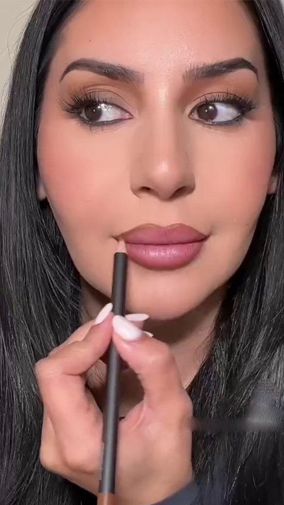 Glitter Nude Luxe Lipstick SNK SL1 17JAN2
