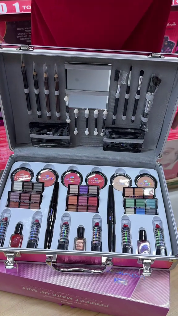 💋 Winter Touch Moving Makeup Kit
