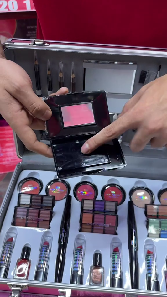 💋 Winter Touch Moving Makeup Kit