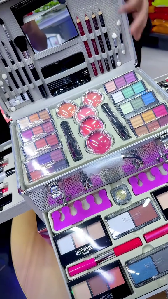 ✨ Winter Spark Portable Makeup Set