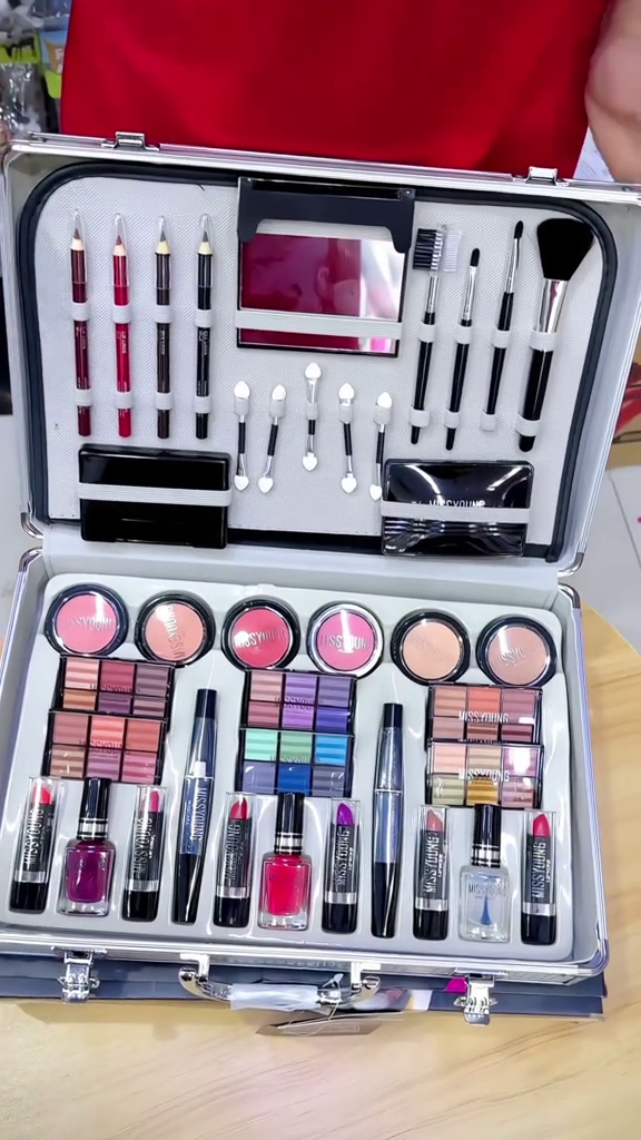 👜 Winter Essentials Portable Makeup Vanity Set
